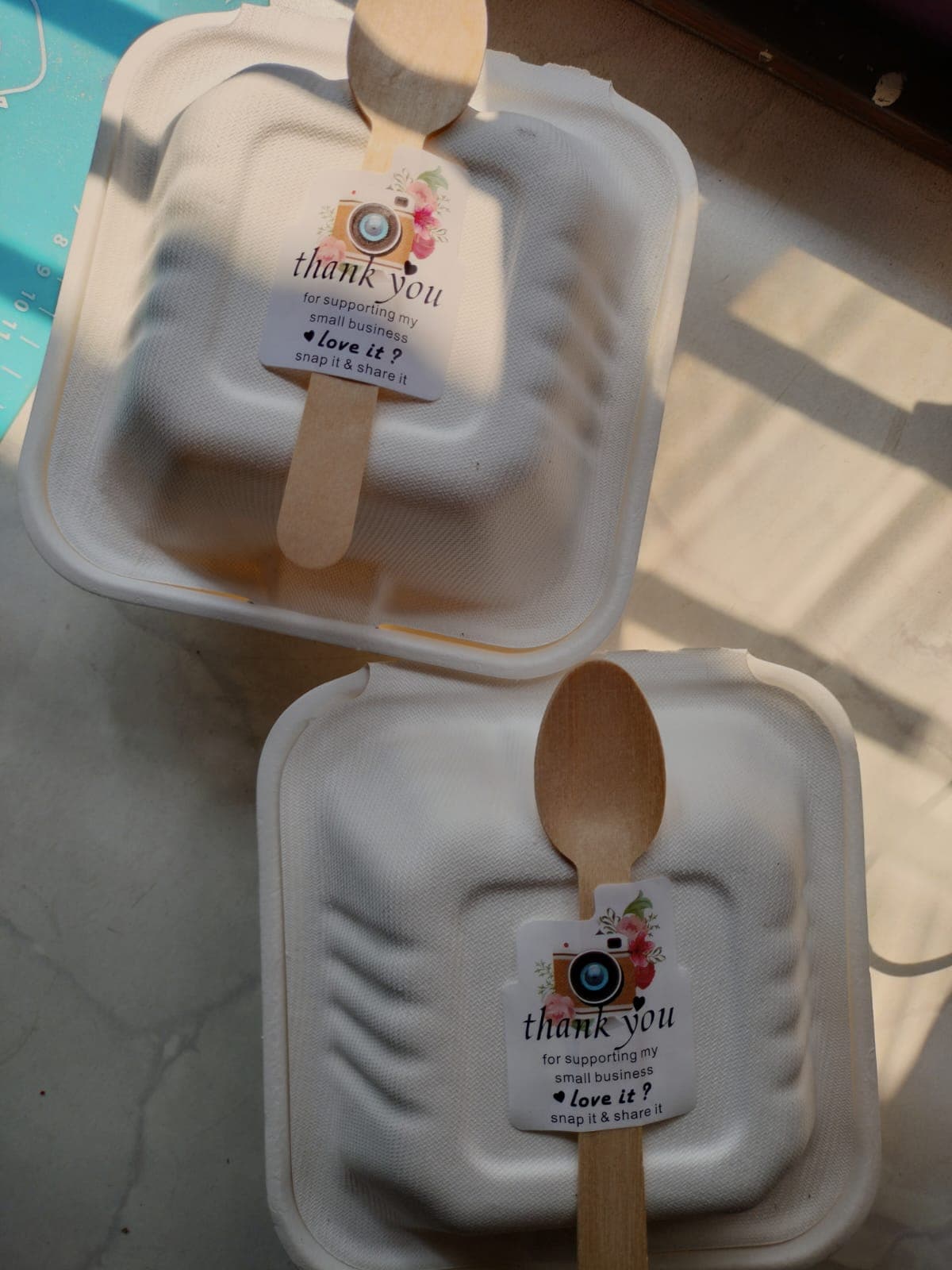 Cake boxes with spoons